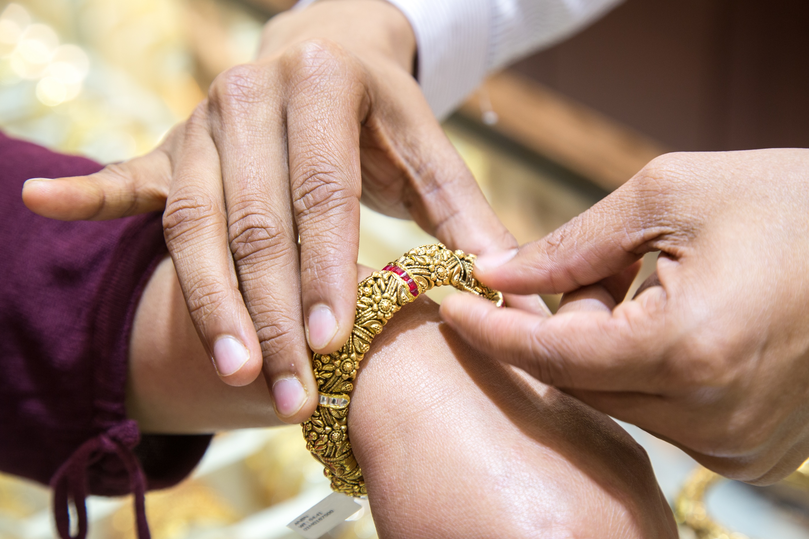 مهرجان الأضواء "ديوالي" يقدم عروضاً ترويجية حصرية على المشغولات الذهبية والهدايا الفاخرة والكثير من المفاجآت في دبي